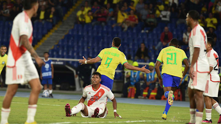 Vitor Roque, do Athletico-PR, marcou dois gol na partida contra o Peru