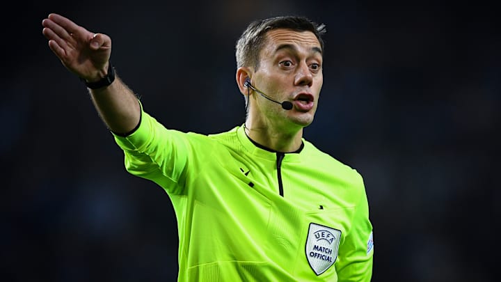 Depuis dimanche soir, Clément Turpin est la cible de vive critique. Depuis dimanche soir, Clément Turpin est la cible de vive critique.