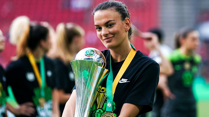 Riola Xhemaili mit dem DFB-Pokal.