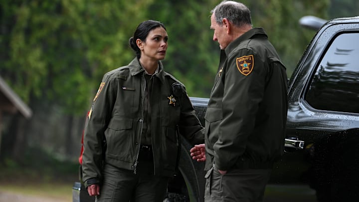 “Alert the Sheriff” – After a fire camp inmate escapes from Three Rock, the deputy sheriff with a surprising connection to the Leones, Mickey (Morena Baccarin), is called to investigate, on FIRE COUNTRY, Friday, April 12 (9:00-10:00 PM, ET/PT) on the CBS Television Network, and streaming on Paramount+ (live and on demand for Paramount+ with SHOWTIME subscribers, or on demand for Paramount+ Essential subscribers the day after the episode airs)*. Directed by series star, creator and executive