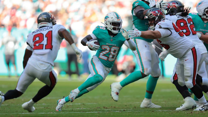Miami Dolphins running back De'Von Achane (28) runs for a gain during the second quarter against the Tampa Bay Buccaneers at Hard Rock Stadium. 