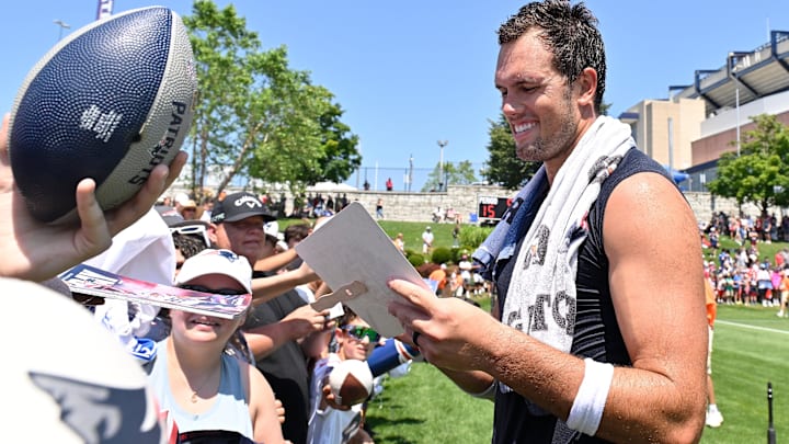 Jul 28, 2025; Foxborough, MA, USA; New England Patriots tight end Hunter Henry (85) signs autographs after training camp at Gillette Stadium. Mandatory Credit: Eric Canha-Imagn Images