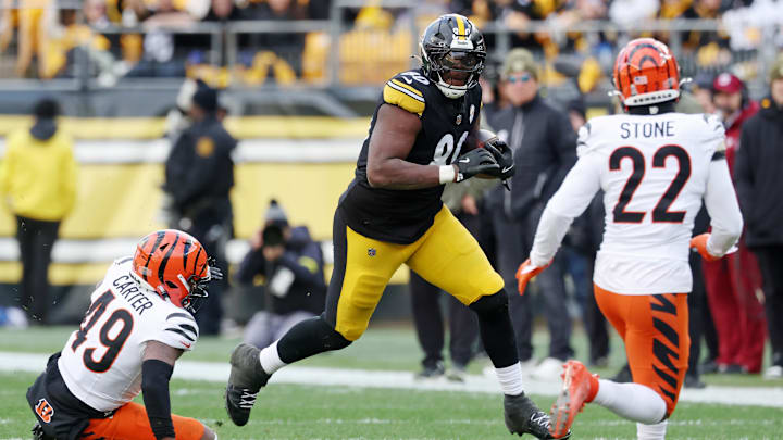 Nov 16, 2025; Pittsburgh, Pennsylvania, USA; Pittsburgh Steelers tight end Darnell Washington (80) runs with the ball against Cincinnati Bengals linebacker Barrett Carter (49) during the first half at Acrisure Stadium. Mandatory Credit: Charles LeClaire-Imagn Images