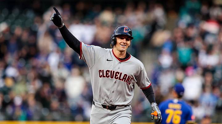 El jardinero derecho novato de los Guardians, Chase DeLauter, está bateando con fuerza durante su primera semana en la MLB. El jardinero derecho novato de los Guardians, Chase DeLauter, está bateando con fuerza durante su primera semana en la MLB.