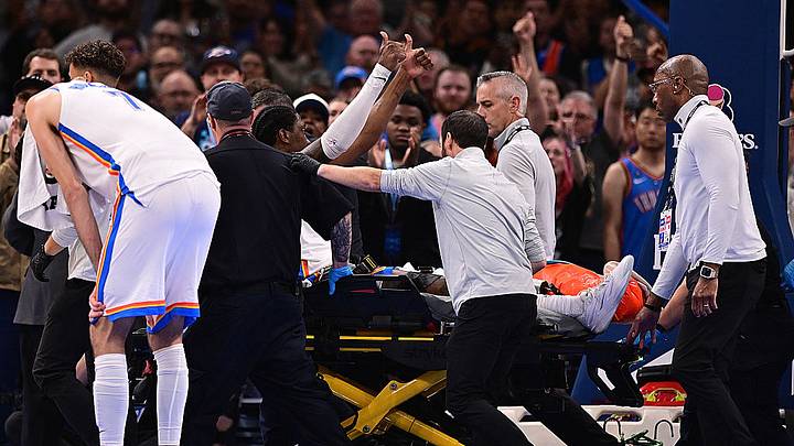 Jalen Williams, alero del Oklahoma City Thunder, es sacado en camilla tras su lesión en el juego ante Los Ángeles Clippers. Jalen Williams, alero del Oklahoma City Thunder, es sacado en camilla tras su lesión en el juego ante Los Ángeles Clippers.