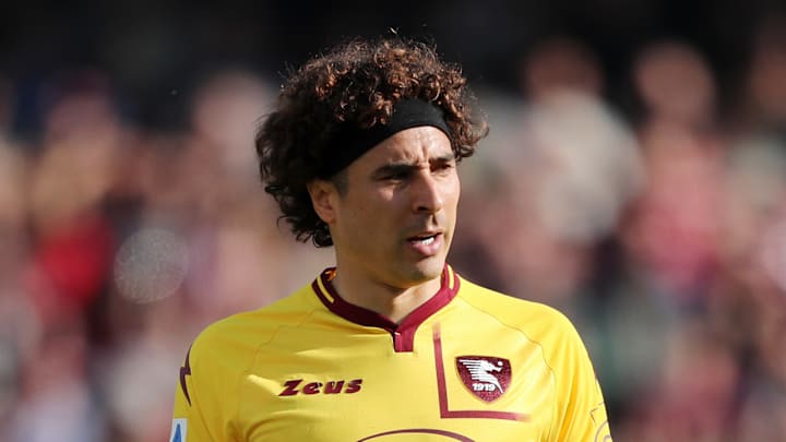 El portero Guillermo Ochoa recibió su primer goleada con el Salernitana.