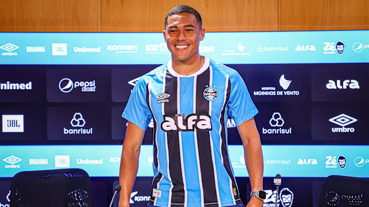 Ex-Fulham, Carlos Vinícius vai usar a camisa 95 no Grêmio