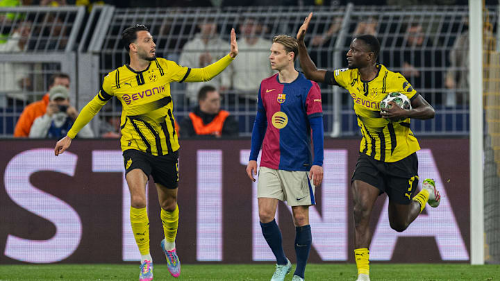Ramy Bensebaini (l.) und Serhou Guirassy (r.) nach dem 2:0 für den BVB