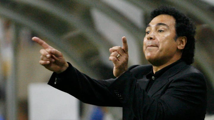 Hugo Sánchez aún sería opción para dirigir a Cruz Azul