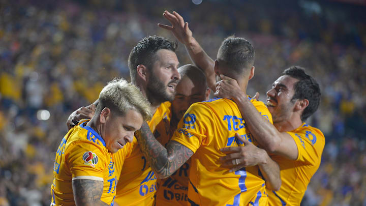Jugadores de Tigres UANL celebran un gol.
