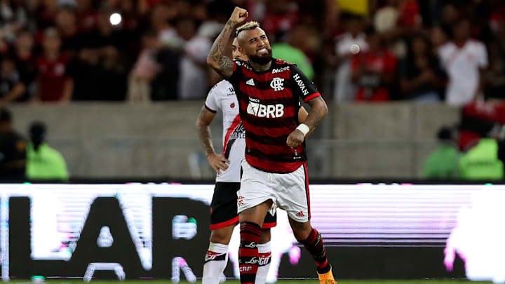 Vidal fez o primeiro jogo dele como titular do Fla