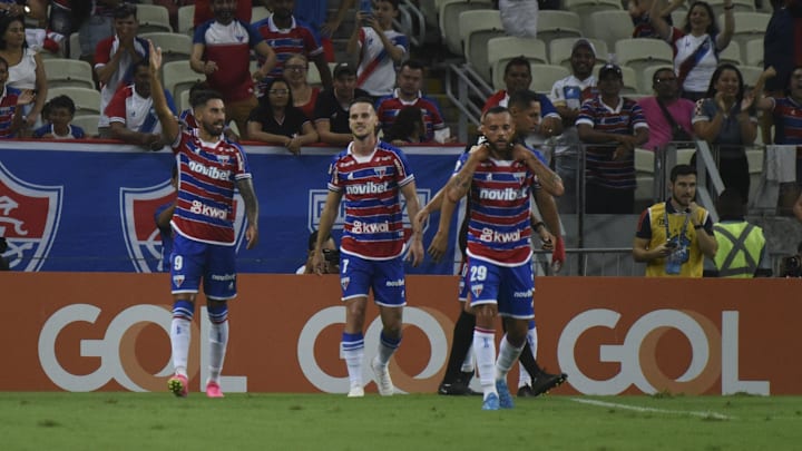 Lucero (e) marcou o primeiro gol da partida