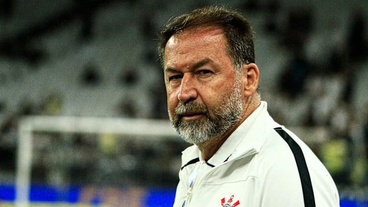 Augusto Melo volta a ser pressionado pela oposição no Corinthians