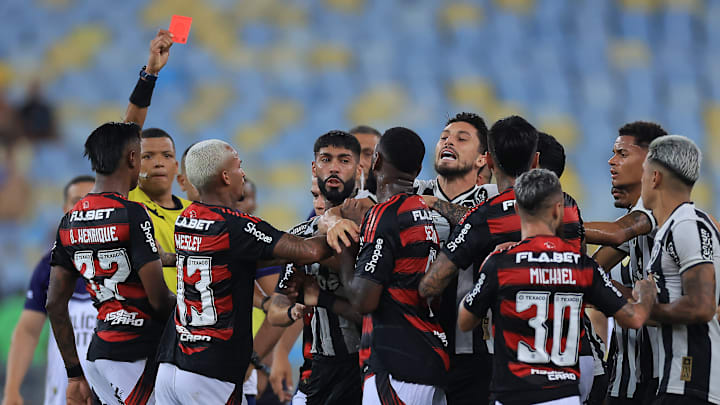 Flamengo x Botafogo terminou com briga generalizada Flamengo x Botafogo terminou com briga generalizada