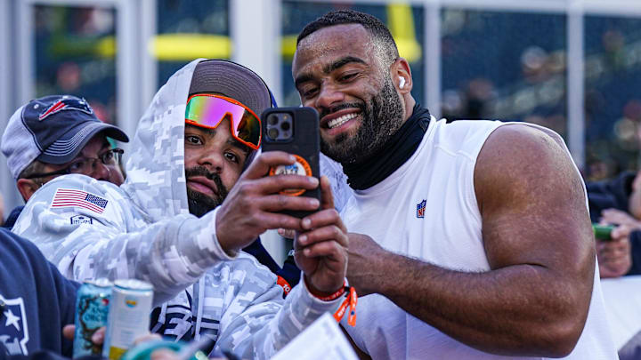 New York Jets defensive end Solomon Thomas takes a selfie with a fan before a game against the New England Patriots. New York Jets defensive end Solomon Thomas takes a selfie with a fan before a game against the New England Patriots.