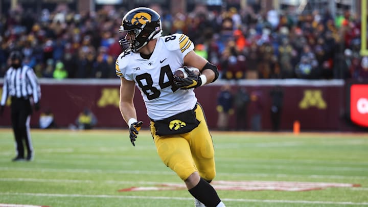 Nov 19, 2022; Minneapolis, Minnesota, USA; Iowa Hawkeyes tight end Sam LaPorta (84) runs with the ball against the Minnesota Golden Gophers during the first quarter at Huntington Bank Stadium. Mandatory Credit: Matt Krohn-Imagn Images