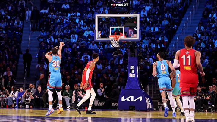 Stephen Curry intenta una canasta de tres puntos durante el 74º Juego de Estrellas de la NBA. Stephen Curry intenta una canasta de tres puntos durante el 74º Juego de Estrellas de la NBA.