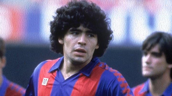 Diego Armando Maradona, de primer paso por Boca Juniors, lució los colores Blaugrana.