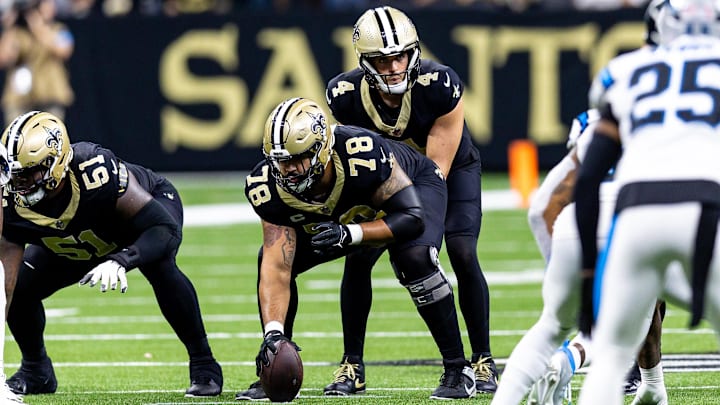 Saints quarterback Derek Carr (4) calls for the ball from center Erik McCoy (78) against the Carolina Panthers