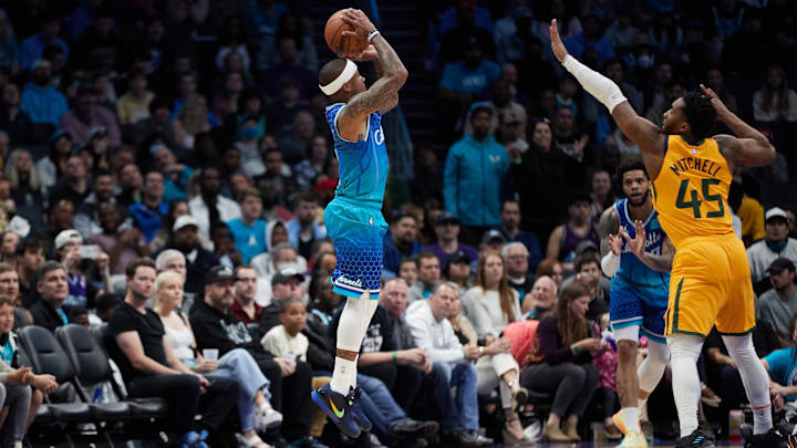 Mar 25, 2022; Charlotte, North Carolina, USA; Charlotte Hornets guard Isaiah Thomas (4) shots over