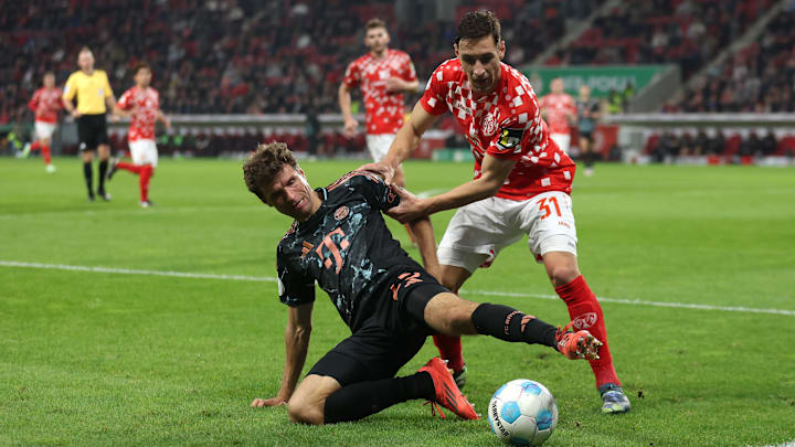 Dominik Kohr im Duell mit Thomas Müller 