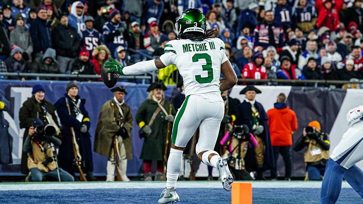 New York Jets wide receiver John Metchie III (3) makes the catch and touchdown 