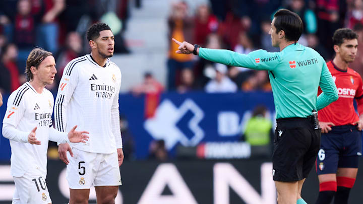 Jude Bellingham y Luka Modrić discuten con el árbitro José Luis Munuera Montero