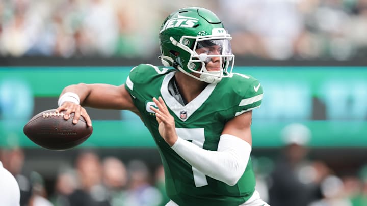 New York Jets quarterback Justin Fields (7) throws the ball during the second half against the Pittsburgh Steelers at MetLife Stadium. New York Jets quarterback Justin Fields (7) throws the ball during the second half against the Pittsburgh Steelers at MetLife Stadium.
