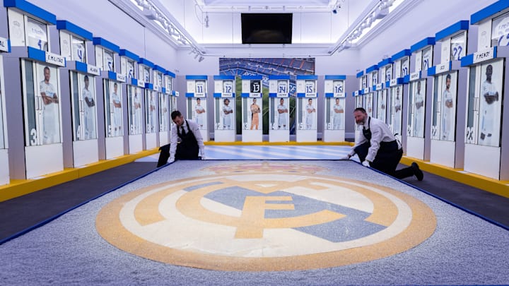 La presentación de la subasta de los lockers del Real Madrid, ante el público 