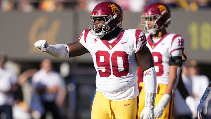 USC Trojans defensive lineman Bear Alexander (90)