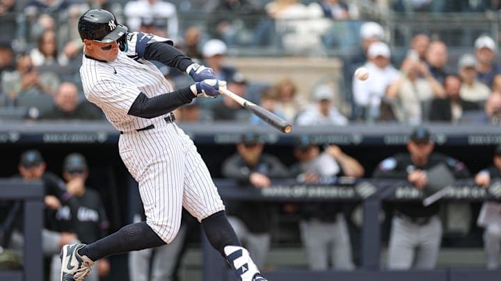 Aaron Judge sacó la bola el viernes en su primer turno en el Yankee Stadium en este curso