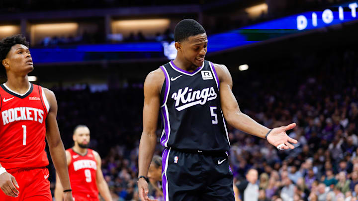 Jan 16, 2025; Sacramento, California, USA; Sacramento Kings guard De'Aaron Fox (5) shows a scratch on this arm to the Houston Rockets bench during the fourth quarter at Golden 1 Center. Mandatory Credit: Sergio Estrada-Imagn Images Jan 16, 2025; Sacramento, California, USA; Sacramento Kings guard De'Aaron Fox (5) shows a scratch on this arm to the Houston Rockets bench during the fourth quarter at Golden 1 Center. Mandatory Credit: Sergio Estrada-Imagn Images