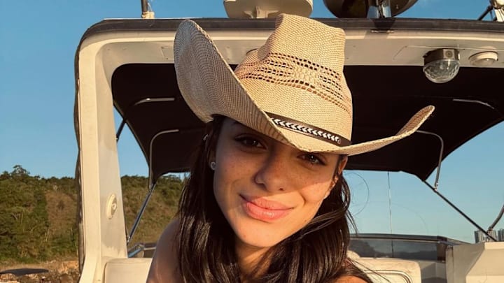 Retired Brazilian volleyball star Key Alves enjoys a day out on the boat and shares that moment on social media.