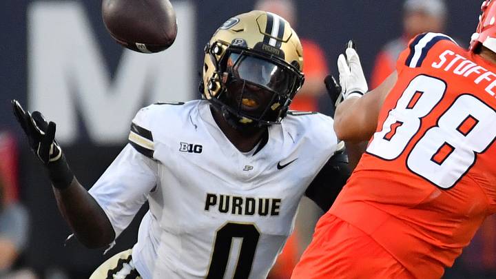 Illinois tight end Davin Stoffel (88) attempts to make a catch as Purdue linebacker Jojo Hayden (0) defends. Illinois tight end Davin Stoffel (88) attempts to make a catch as Purdue linebacker Jojo Hayden (0) defends.