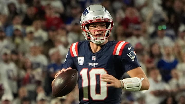 Oct 5, 2025; Orchard Park, New York, USA; New England Patriots quarterback Drake Maye (10) runs with the ball against the Buffalo Bills during the second half at Highmark Stadium. Mandatory Credit: Gregory Fisher-Imagn Images Oct 5, 2025; Orchard Park, New York, USA; New England Patriots quarterback Drake Maye (10) runs with the ball against the Buffalo Bills during the second half at Highmark Stadium. Mandatory Credit: Gregory Fisher-Imagn Images