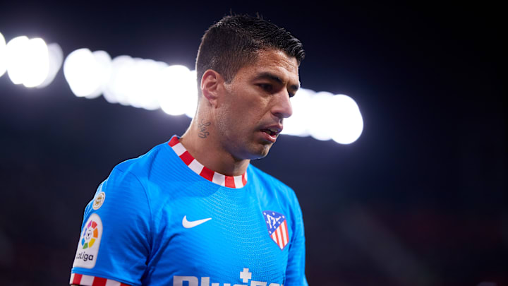 El uruguayo salió visibliemente enfadado del campo