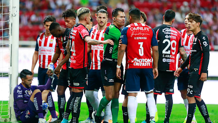 Jugadores de Chivas y de Atlas en conato de bronca.