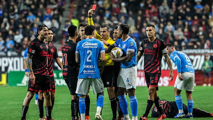 Jorge Sánchez siendo expulsado del encuentro de Ida por una agresión sobre el colombiano Raúl Zúñiga Jorge Sánchez siendo expulsado del encuentro de Ida por una agresión sobre el colombiano Raúl Zúñiga