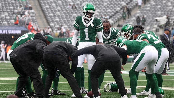 Sep 29, 2024; East Rutherford, New Jersey, USA; New York Jets cornerback Sauce Gardner (1) huddle with teammates before the game against the Denver Broncos at MetLife Stadium. Sep 29, 2024; East Rutherford, New Jersey, USA; New York Jets cornerback Sauce Gardner (1) huddle with teammates before the game against the Denver Broncos at MetLife Stadium.