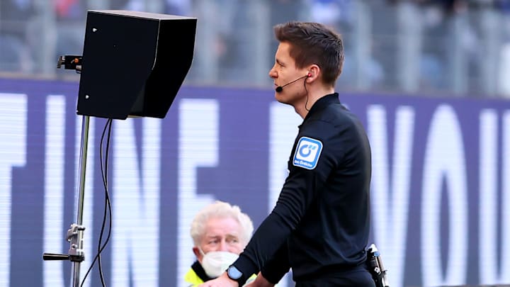 Daniel Siebert checkte zwei Elfmeter-Szenen am Bildschirm