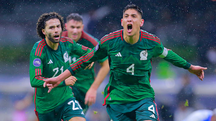 César Huerta y Edson Álvarez festejan un gol de México contra Honduras en la Nations League del 2023