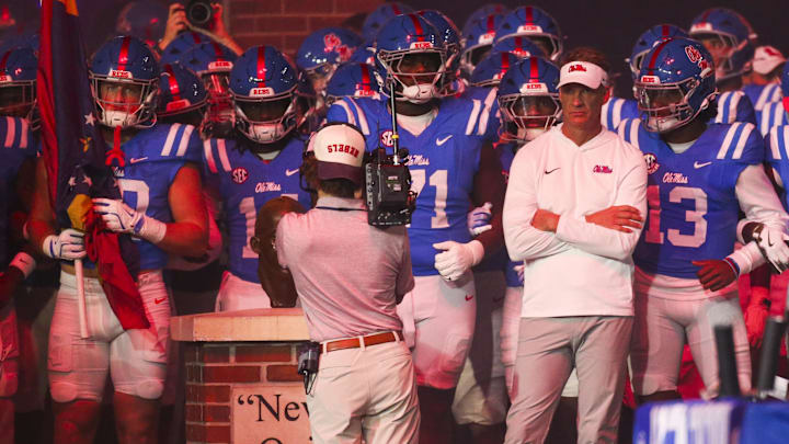 Nov 15, 2025; Oxford, Mississippi, USA; Mississippi Rebels head coach Lane Kiffin stands with his players before a game against the Florida Gators at Vaught-Hemingway Stadium. Mandatory Credit: Petre Thomas-Imagn Images Nov 15, 2025; Oxford, Mississippi, USA; Mississippi Rebels head coach Lane Kiffin stands with his players before a game against the Florida Gators at Vaught-Hemingway Stadium. Mandatory Credit: Petre Thomas-Imagn Images