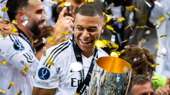 Mbappé conquistou título em primeiro jogo pelo Real Mbappé conquistou título em primeiro jogo pelo Real