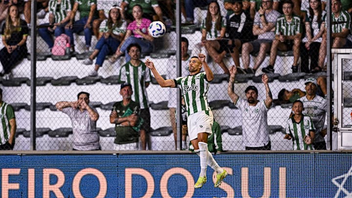 Ju joga diante do seu torcedor