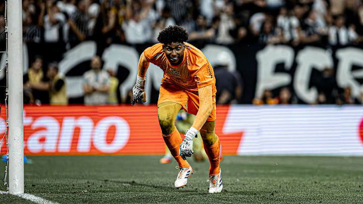 Hugo Souza é sinônimo de segurança no gol do Timão