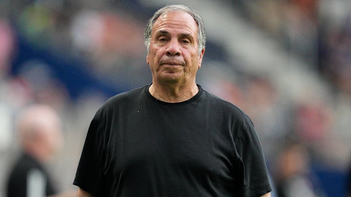 El histórico técnico Bruce Arena quiere mantenerse vigente en la MLS y ya se ofreció para dirigir al Charlotte FC.