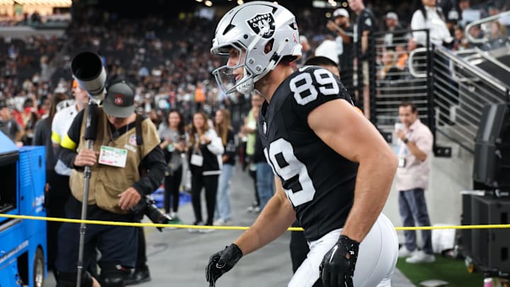 Sep 15, 2025; Paradise, Nevada, USA; Las Vegas Raiders tight end Brock Bowers (89) takes the field for warm ups before the game against the Los Angeles Chargers at Allegiant Stadium. Mandatory Credit: Kiyoshi Mio-Imagn Images Sep 15, 2025; Paradise, Nevada, USA; Las Vegas Raiders tight end Brock Bowers (89) takes the field for warm ups before the game against the Los Angeles Chargers at Allegiant Stadium. Mandatory Credit: Kiyoshi Mio-Imagn Images