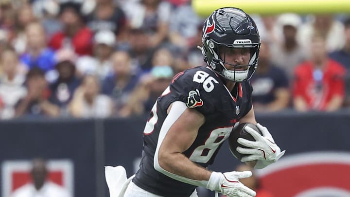 Oct 27, 2024; Houston, Texas, USA; Houston Texans tight end Dalton Schultz (86) makes a reception during the first quarter against the Indianapolis Colts at NRG Stadium. Mandatory Credit: Troy Taormina-Imagn Images