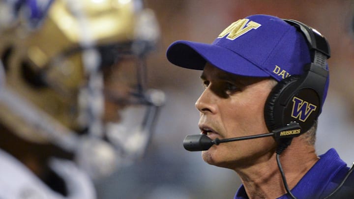 Chris Petersen coaches the Huskies against Arizona in 2019. 