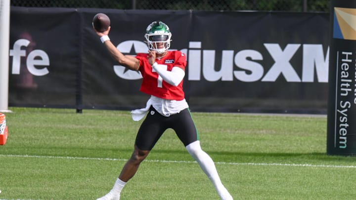 Jul 23, 2025; Florham Park, NY, USA; New York Jets quarterback Justin Fields (7) participates in a drill during training camp at Atlantic Health Jets Training Center. Mandatory Credit: John Jones-Imagn Images Jul 23, 2025; Florham Park, NY, USA; New York Jets quarterback Justin Fields (7) participates in a drill during training camp at Atlantic Health Jets Training Center. Mandatory Credit: John Jones-Imagn Images